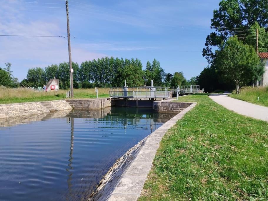 Gite Le Vieux Moulin Sansais Dış mekan fotoğraf